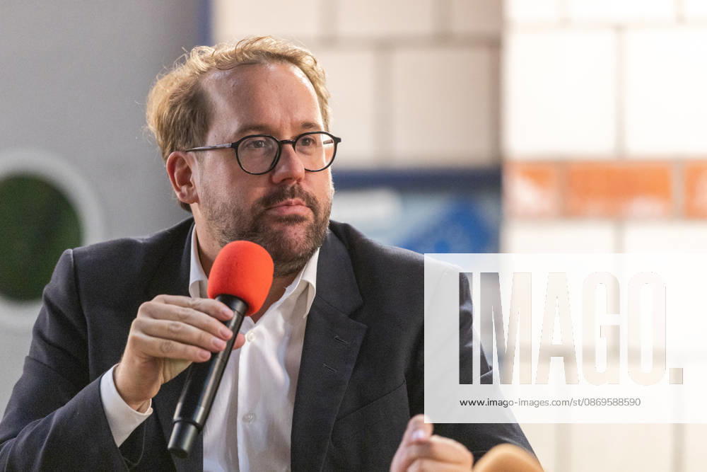 Bornheimer Ortsgespräch mit Paul Ronzheimer - 15.10.26 Veranstaltungsreihe Bornheimer Ortsgespräch - Miteinander im Dialog. Gast: Paul RONZHEIMER, stellvertretender Chefredakteur der BILD, Kriegs- und Krisenreporter und Podcaster, mit Gastgeber, Moderator und Ortsvorsteher von Bornheim-Ort Dominik PINSDORF (parteilos) in der Europaschule Bornheim. Bornheim Nordrhein-Westfalen Deutschland
