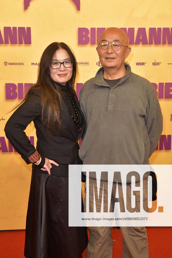 Liao Yiwu mit Begleitung bei der Premiere des Dokumentarfilms Biermann im Kino International. Berlin