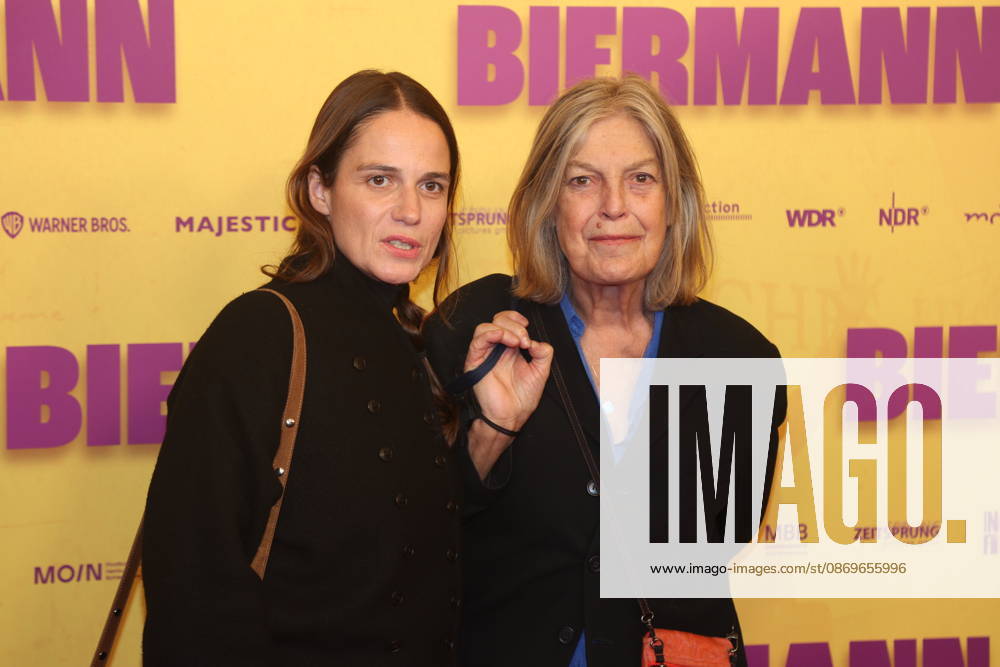 Stella Denis-Winkler und Angela Winkler bei der Premiere des Dokumentarfilms Biermann im Kino International. Berlin