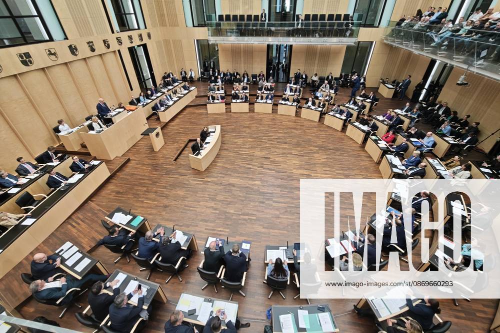 Berlin, Deutschland, 16.10.2026: Bundesrat: 1069. Sitzung des Bundesrates: Andreas Bovenschulte, SPD, Bürgermeister von Bremen und scheidender Bundesratspräsident steht am Rednerpult.