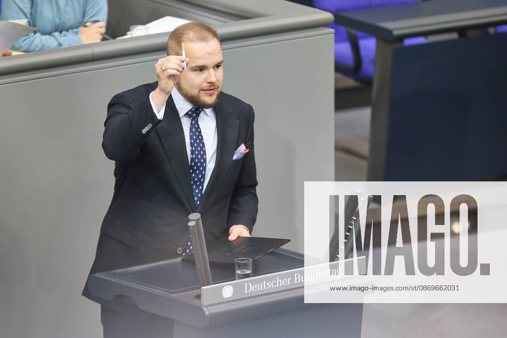 Berlin, Deutschland, 16.10.2026: Deutscher Bundestag: 102. Bundestagssitzung: Torben Braga, AfD, hält eine Zigarette in der Hand