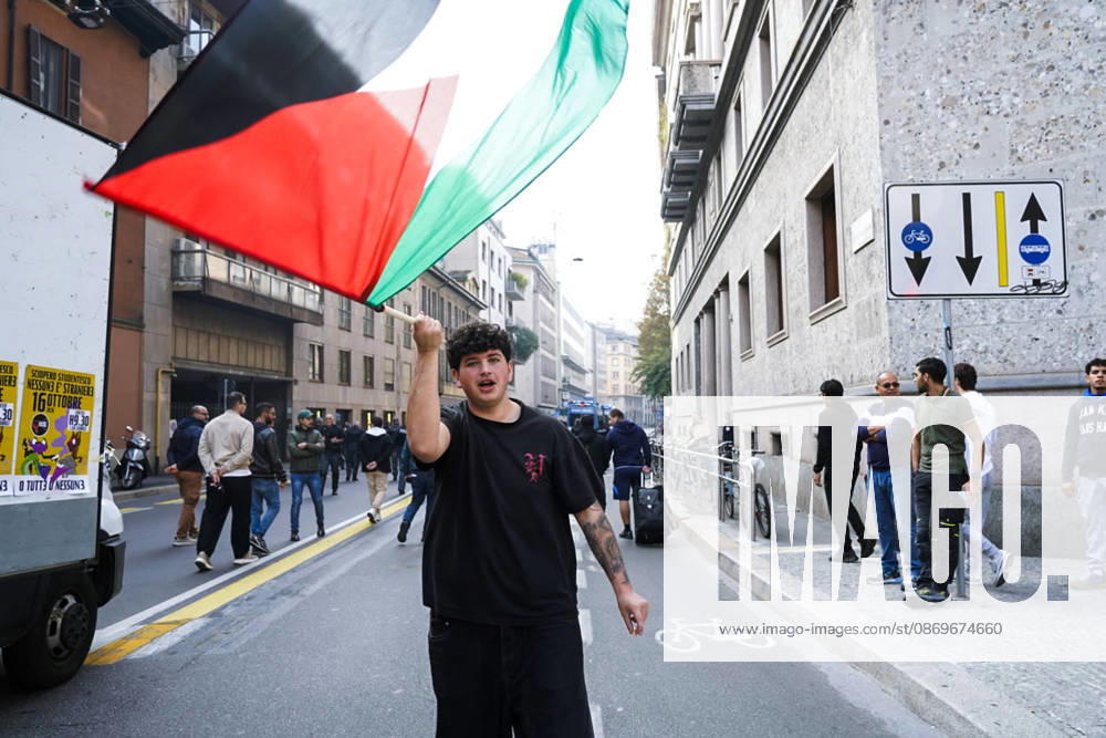 IPA89756946 - Milan, October 16, 2026: student march; Thousands of students demonstrate in support of education and against the cap on foreign students: