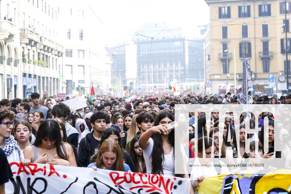 IPA89756977 - Milan, October 16, 2026: student march; Thousands of students demonstrate in support of education and against the cap on foreign students: