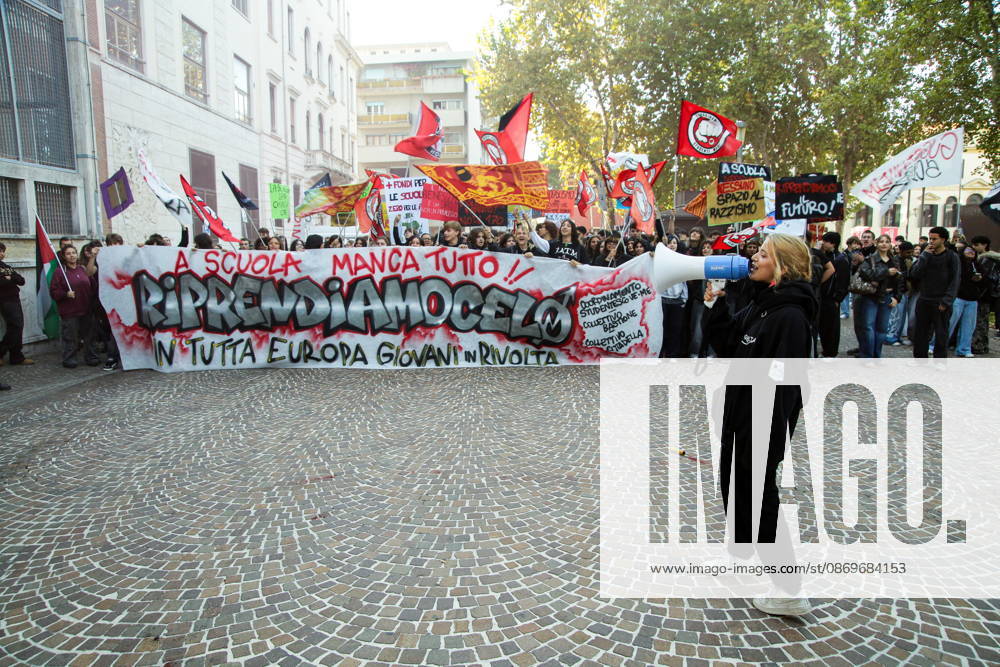 High school students are participating in the march organized by the Coordination of High School Students to denounce the lack of resources in public schools, staff insecurity, the cost of books and transportation, and the critical issues facing the school system. The demonstration is part of the national student mobilization. Mestre, October 16, 2026 Master Italy - ZUMAa289 20261016_zia_a289_010