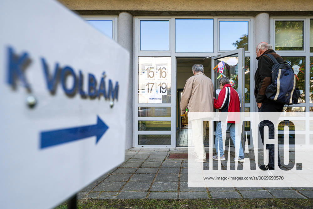 Voters arrive to cast their vote in the second round of the Senate elections in the Hradec Kralove district, in Hradec Kralove, Hradec Kralove Region, Czech republic on October 16, 2026. (CTKxPhoto DavidxTanecek) CTKPhotoP2026101605285 CTKPhotoP2026101605285
