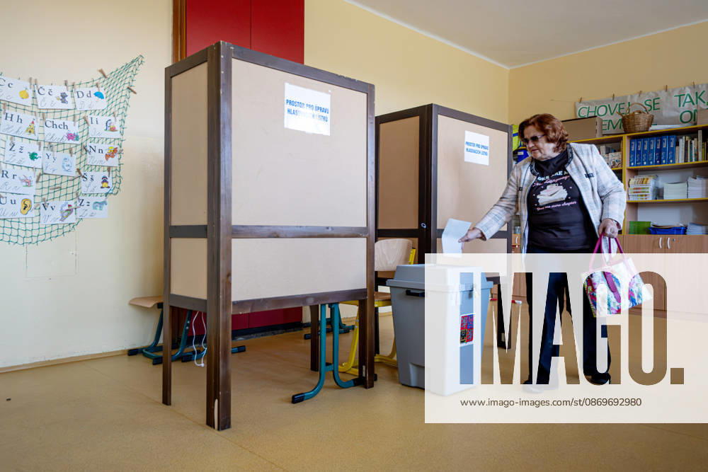 A voter cast her vote in the second round of the Senate elections in the Hradec Kralove district, in Hradec Kralove, Hradec Kralove Region, Czech republic on October 16, 2026. (CTKxPhoto DavidxTanecek) CTKPhotoP2026101605441 CTKPhotoP2026101605441