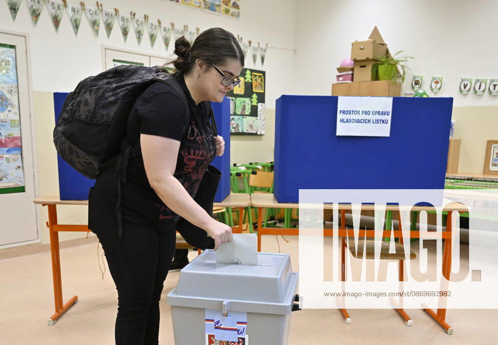 A voter cast her vote in the second round of the Senate elections in Zlin, Zlin Region, Czech republic on October 16, 2026. (CTKxPhoto DaliborxGluck) CTKPhotoP2026101605467 CTKPhotoP2026101605467