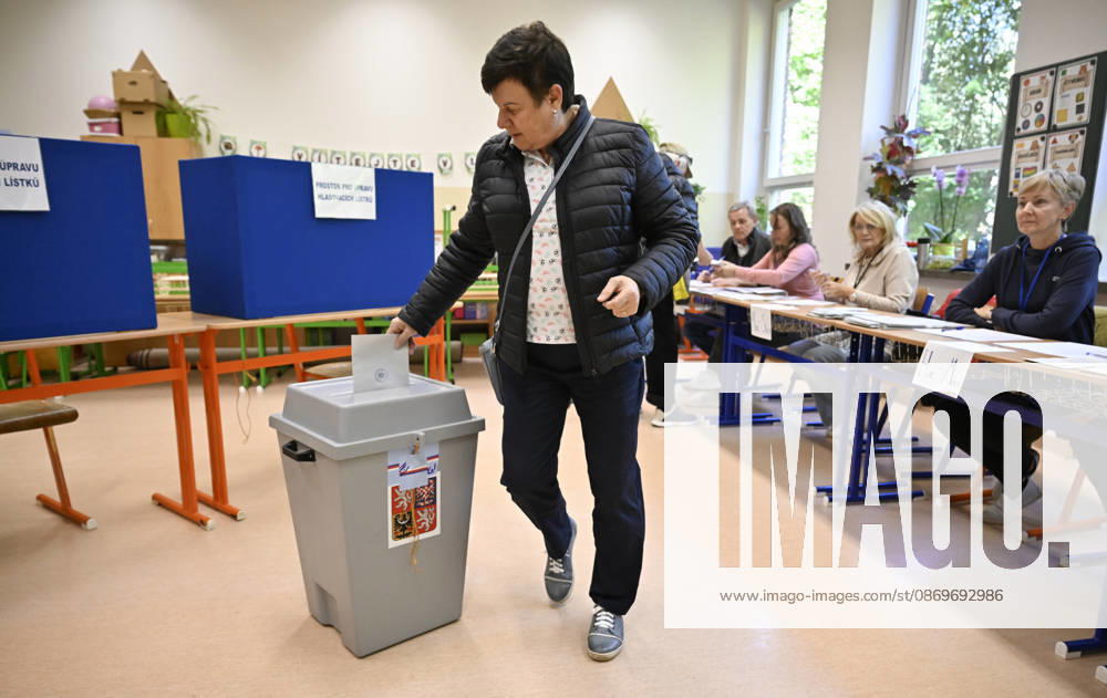 A voter cast her vote in the second round of the Senate elections in Zlin, Zlin Region, Czech republic on October 16, 2026. (CTKxPhoto DaliborxGluck) CTKPhotoP2026101605478 CTKPhotoP2026101605478