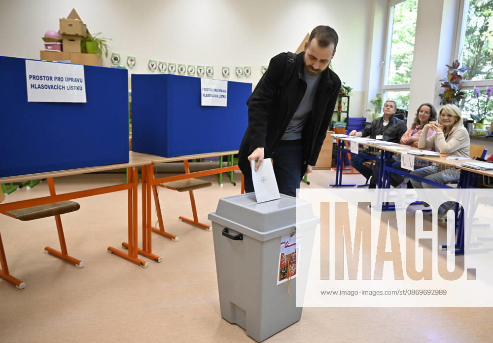A voter cast his vote in the second round of the Senate elections in Zlin, Zlin Region, Czech republic on October 16, 2026. (CTKxPhoto DaliborxGluck) CTKPhotoP2026101605484 CTKPhotoP2026101605484
