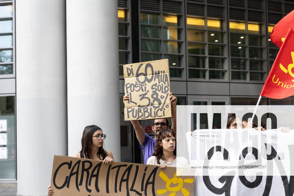 IPA89762909 - Milan, October 16, 2026, Via Melchiorre Gioia, Palazzo Lombardia. Pictured: The protest by young UDU students who had set up tents at BAM Park in Porta Nuova; the demonstration in front of the Regional Government Building with smoke bombs and signs.