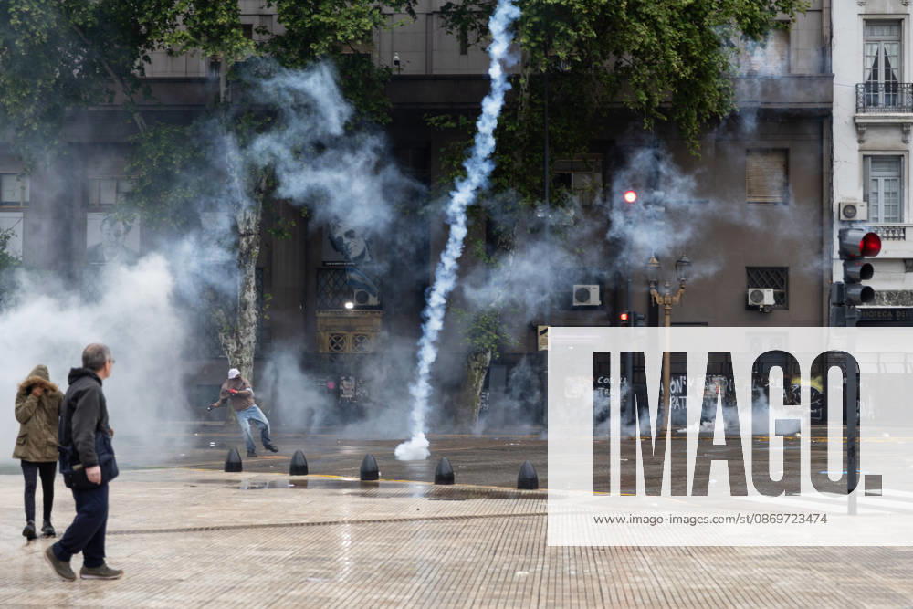 Protesters flee tear gas during clashes with police. Buenos Aires Argentina - ZUMAp265 20261016_zip_p265_046