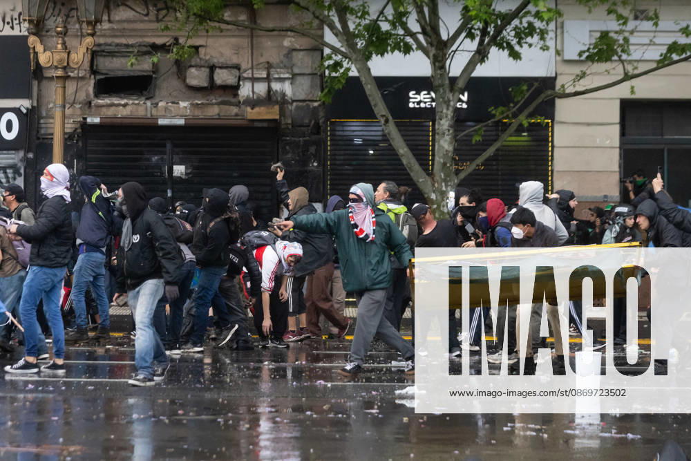 Protesters move a barricade during clashes with police. Buenos Aires Argentina - ZUMAp265 20261016_zip_p265_053
