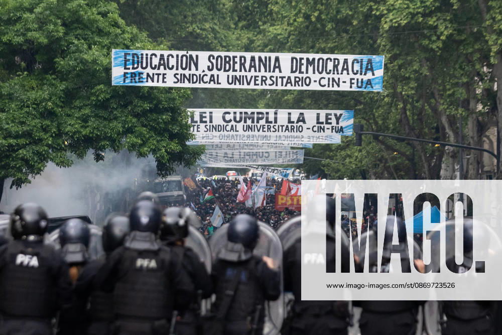 Police officers disperse protesters during the fifth university march demanding compliance with the University Budget Law in Argentina. Buenos Aires Argentina - ZUMAp265 20261016_zip_p265_057