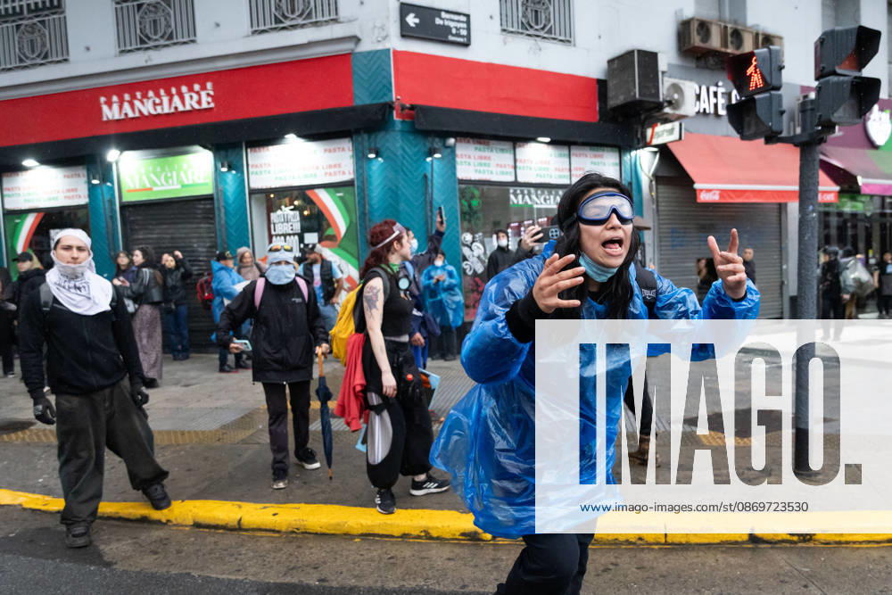 A woman shouts at police officers following clashes with protesters during Argentinas fifth national university march. Buenos Aires Argentina - ZUMAp265 20261016_zip_p265_062