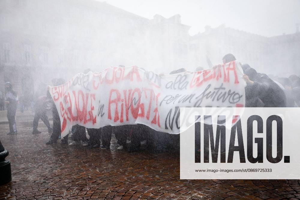 Students strike in Turin against government TURIN, ITALY - OCTOBER 16, 2026: Clashes with police in Turin during the demonstration to demand better school conditions and review of the public expenses for instruction. Luca Roggero JNA Press Turin Italy