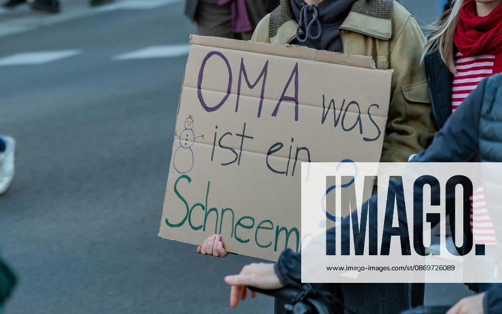 Fridays For Future Klimastreik Klimaschutz ankündigen reicht nicht - Ohne Klimaschutz ist alles nix! TeilnehmerInnen des Fridays For Future Klimastreiks unter dem Motto Klimaschutz ankündigen reicht nicht - Ohne Klimaschutz ist alles nix! in der Prater Hauptallee beim Praterstern und an der Wiener Ringstraße in Wien, Österreich. Wien Prater Hauptallee beim Praterste Wien Oesterreich