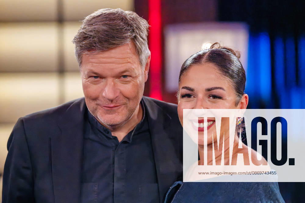 Kölner Treff am 16. Oktober 2026. Im Bild Robert Habeck, Schriftsteller und ehemaliger Politiker mit Tülin Sezgin. Die ehemalige Beamtin aus Berlin versteht als Conny from the Block und Amtsfluencerin zu begeistern Wie immer einfühlsam und zugleich humorvoll befragen Susan Link und Micky Beisenherz ihre Gäste. Köln Nordrhein-Westfalen Deutschland