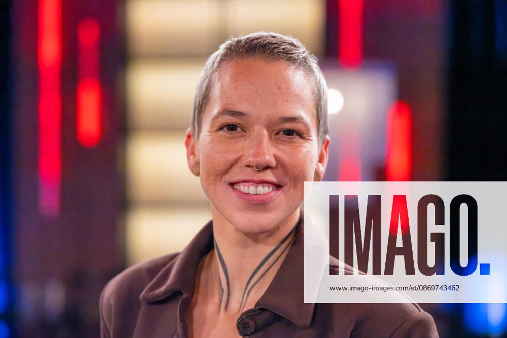 Kölner Treff am 16. Oktober 2026. Im Bild Stefanie Heinzmann, Pop- und Soulsängerin aus der Schweiz. Wie immer einfühlsam und zugleich humorvoll befragen Susan Link und Micky Beisenherz ihre Gäste. Köln Nordrhein-Westfalen Deutschland
