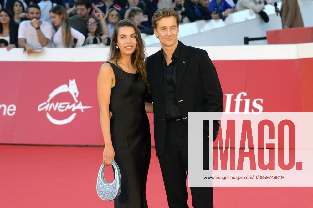 Alexander Fehling mit Freundin bei der Premiere des Kinofilms Eurotrash auf dem 21. Internationalen Filmfestival von Rom Festa del Cinema di Roma 2026 im Auditorium Parco della Musica. Rom