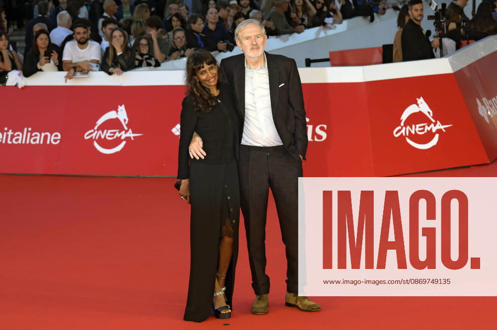 Anton Corbijn mit Ehefrau Nini Corbijn bei der Premiere des Kinofilms A Talent for Murder Ein Talent fürs Morden auf dem 21. Internationalen Filmfestival von Rom Festa del Cinema di Roma 2026 im Auditorium Parco della Musica. Rom