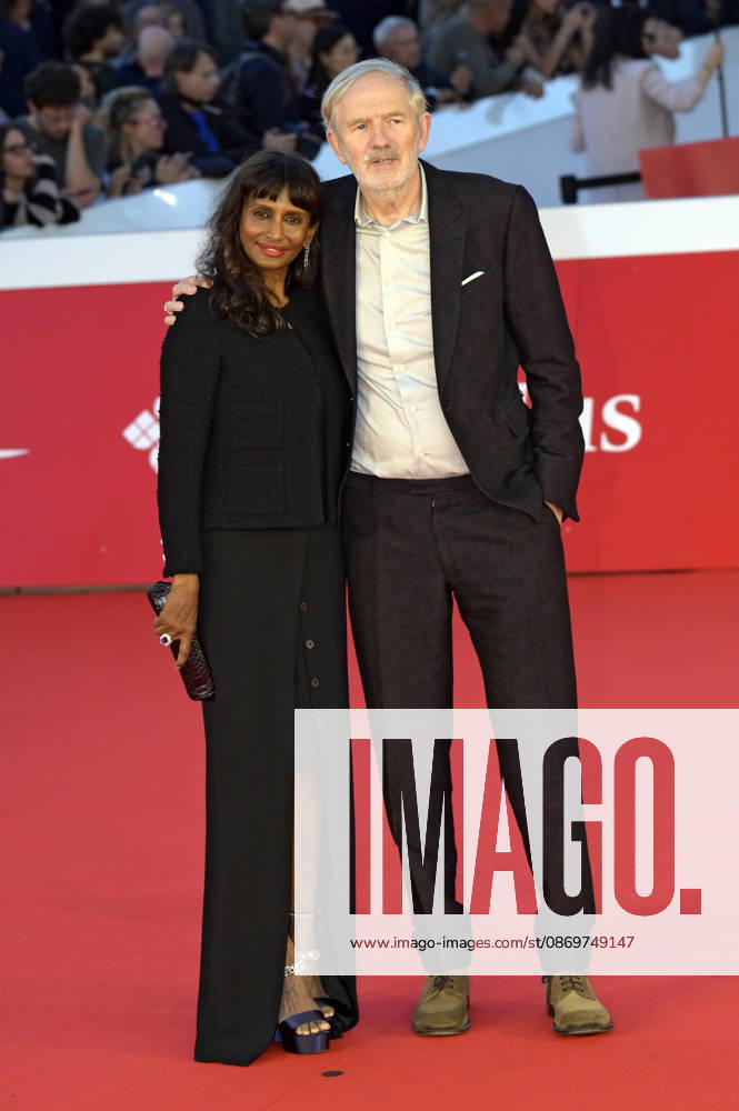 Anton Corbijn mit Ehefrau Nini Corbijn bei der Premiere des Kinofilms A Talent for Murder Ein Talent fürs Morden auf dem 21. Internationalen Filmfestival von Rom Festa del Cinema di Roma 2026 im Auditorium Parco della Musica. Rom