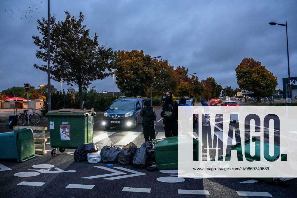 Early morning road blockades erupt across Nancy NANCY, FRANCE - OCTOBER 17: Early morning road blockades erupt across Nancy, France, on Saturday, October 17, 2026. Demonstrators, including Gilets Jaunes (Yellow Vests) and local protest groups, initiated early traffic disruptions and filters on key thoroughfares around 8:00 AM, ahead of a planned major national day of action against the rising cost of living and soaring fuel prices. Traffic across key access points has been significantly slowed as law enforcement monitors the early escalations. Muhammed Said Tako Anadolu Nancy France. Editorial use only. Please get in touch for any other usage.