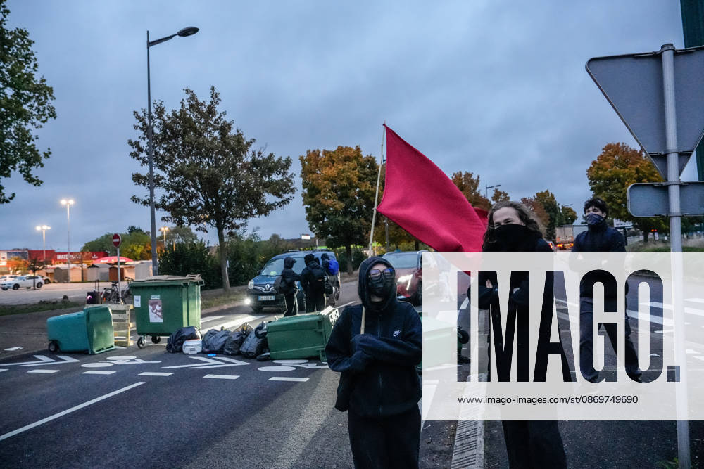 Early morning road blockades erupt across Nancy NANCY, FRANCE - OCTOBER 17: Early morning road blockades erupt across Nancy, France, on Saturday, October 17, 2026. Demonstrators, including Gilets Jaunes (Yellow Vests) and local protest groups, initiated early traffic disruptions and filters on key thoroughfares around 8:00 AM, ahead of a planned major national day of action against the rising cost of living and soaring fuel prices. Traffic across key access points has been significantly slowed as law enforcement monitors the early escalations. Muhammed Said Tako Anadolu Nancy France. Editorial use only. Please get in touch for any other usage.