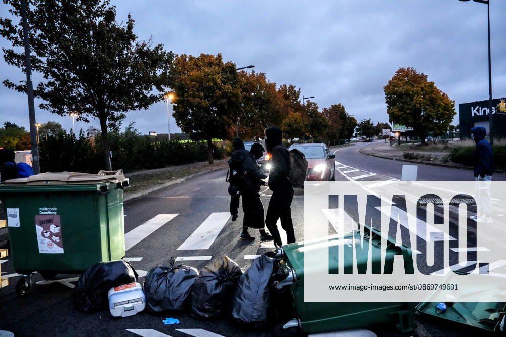 Early morning road blockades erupt across Nancy NANCY, FRANCE - OCTOBER 17: Early morning road blockades erupt across Nancy, France, on Saturday, October 17, 2026. Demonstrators, including Gilets Jaunes (Yellow Vests) and local protest groups, initiated early traffic disruptions and filters on key thoroughfares around 8:00 AM, ahead of a planned major national day of action against the rising cost of living and soaring fuel prices. Traffic across key access points has been significantly slowed as law enforcement monitors the early escalations. Muhammed Said Tako Anadolu Nancy France. Editorial use only. Please get in touch for any other usage.