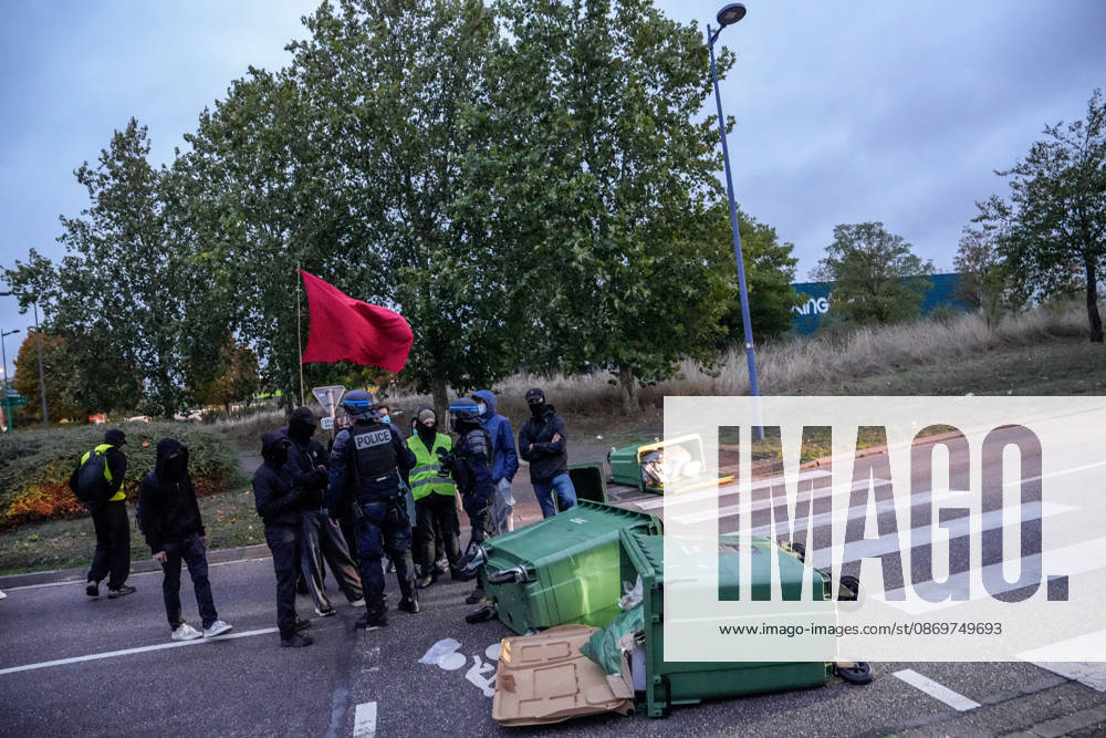 Early morning road blockades erupt across Nancy NANCY, FRANCE - OCTOBER 17: Early morning road blockades erupt across Nancy, France, on Saturday, October 17, 2026. Demonstrators, including Gilets Jaunes (Yellow Vests) and local protest groups, initiated early traffic disruptions and filters on key thoroughfares around 8:00 AM, ahead of a planned major national day of action against the rising cost of living and soaring fuel prices. Traffic across key access points has been significantly slowed as law enforcement monitors the early escalations. Muhammed Said Tako Anadolu Nancy France. Editorial use only. Please get in touch for any other usage.