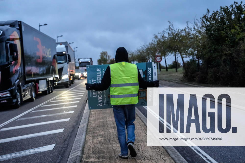 Early morning road blockades erupt across Nancy NANCY, FRANCE - OCTOBER 17: Early morning road blockades erupt across Nancy, France, on Saturday, October 17, 2026. Demonstrators, including Gilets Jaunes (Yellow Vests) and local protest groups, initiated early traffic disruptions and filters on key thoroughfares around 8:00 AM, ahead of a planned major national day of action against the rising cost of living and soaring fuel prices. Traffic across key access points has been significantly slowed as law enforcement monitors the early escalations. Muhammed Said Tako Anadolu Nancy France. Editorial use only. Please get in touch for any other usage.