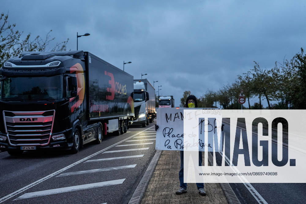 Early morning road blockades erupt across Nancy NANCY, FRANCE - OCTOBER 17: Early morning road blockades erupt across Nancy, France, on Saturday, October 17, 2026. Demonstrators, including Gilets Jaunes (Yellow Vests) and local protest groups, initiated early traffic disruptions and filters on key thoroughfares around 8:00 AM, ahead of a planned major national day of action against the rising cost of living and soaring fuel prices. Traffic across key access points has been significantly slowed as law enforcement monitors the early escalations. Muhammed Said Tako Anadolu Nancy France. Editorial use only. Please get in touch for any other usage.