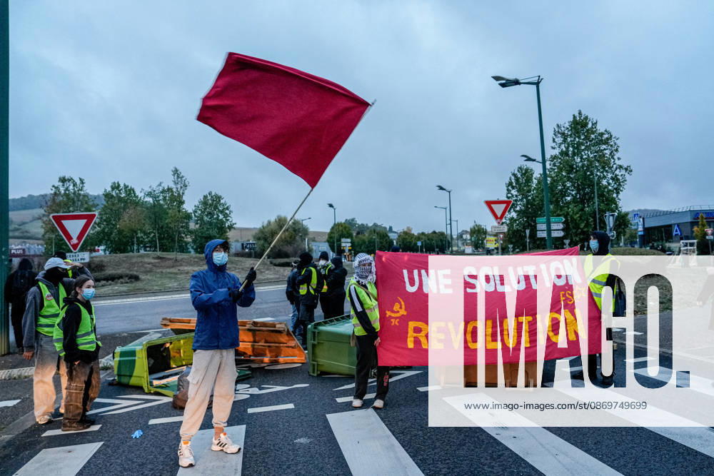 Early morning road blockades erupt across Nancy NANCY, FRANCE - OCTOBER 17: Early morning road blockades erupt across Nancy, France, on Saturday, October 17, 2026. Demonstrators, including Gilets Jaunes (Yellow Vests) and local protest groups, initiated early traffic disruptions and filters on key thoroughfares around 8:00 AM, ahead of a planned major national day of action against the rising cost of living and soaring fuel prices. Traffic across key access points has been significantly slowed as law enforcement monitors the early escalations. Muhammed Said Tako Anadolu Nancy France. Editorial use only. Please get in touch for any other usage.