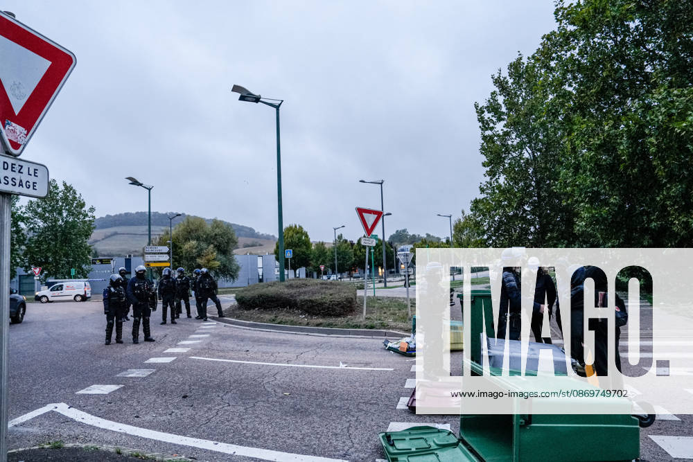 Early morning road blockades erupt across Nancy NANCY, FRANCE - OCTOBER 17: Early morning road blockades erupt across Nancy, France, on Saturday, October 17, 2026. Demonstrators, including Gilets Jaunes (Yellow Vests) and local protest groups, initiated early traffic disruptions and filters on key thoroughfares around 8:00 AM, ahead of a planned major national day of action against the rising cost of living and soaring fuel prices. Traffic across key access points has been significantly slowed as law enforcement monitors the early escalations. Muhammed Said Tako Anadolu Nancy France. Editorial use only. Please get in touch for any other usage.