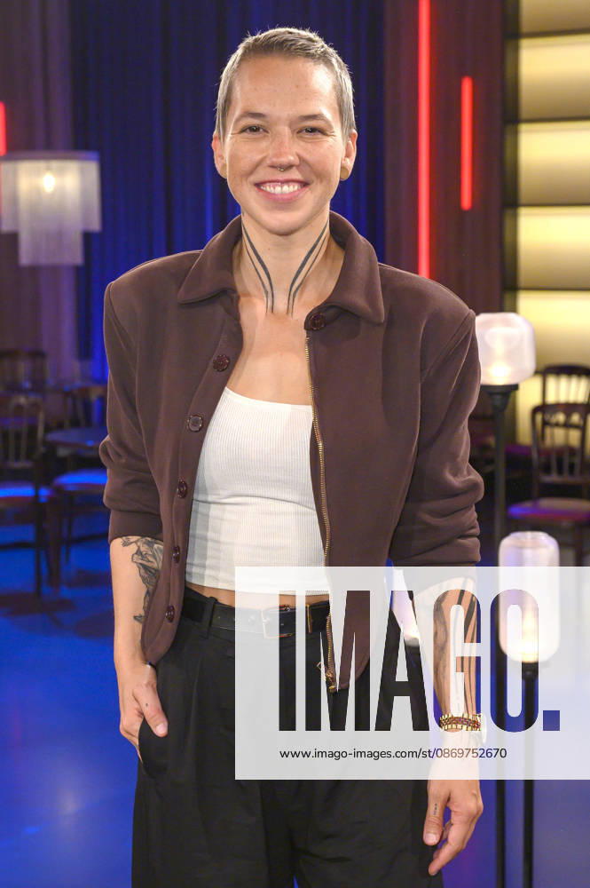 Stefanie Heinzmann bei der Aufzeichnung der WDR-Talkshow Kölner Treff im WDR Studio BS 3. Köln