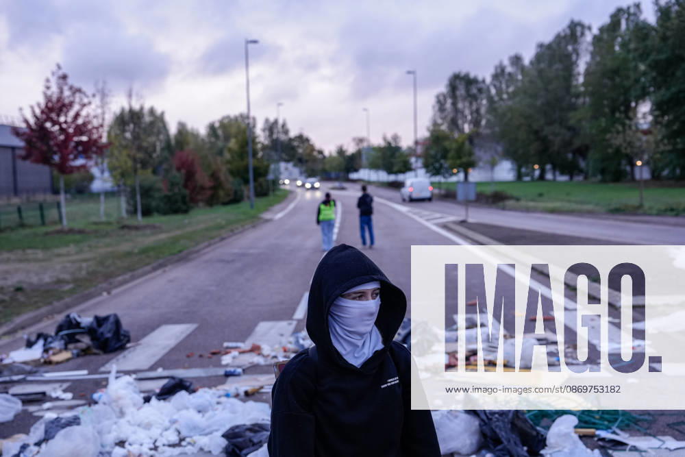 Protesters reinforce filtering blockades and traffic disruptions in Nancy ahead of major afternoon mobilization NANCY, FRANCE - OCTOBER 17: Demonstrators establish filtering blockades and barricades along major thoroughfares and roundabouts during ongoing protests in Nancy, France on Saturday, October 17, 2026. The intensified road blockades caused prolonged disruptions to urban traffic and public transportation services across the city ahead of a planned major afternoon mobilization rally. Muhammed Said Tako Anadolu Nancy France. Editorial use only. Please get in touch for any other usage.