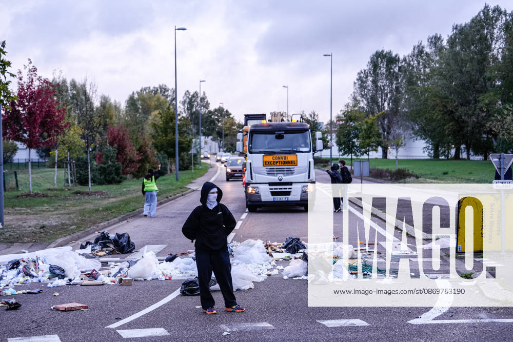 Protesters reinforce filtering blockades and traffic disruptions in Nancy ahead of major afternoon mobilization NANCY, FRANCE - OCTOBER 17: Demonstrators establish filtering blockades and barricades along major thoroughfares and roundabouts during ongoing protests in Nancy, France on Saturday, October 17, 2026. The intensified road blockades caused prolonged disruptions to urban traffic and public transportation services across the city ahead of a planned major afternoon mobilization rally. Muhammed Said Tako Anadolu Nancy France. Editorial use only. Please get in touch for any other usage.