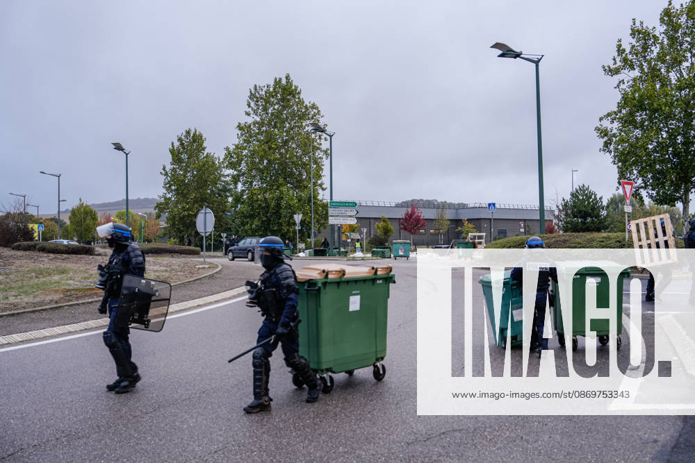 Protesters reinforce filtering blockades and traffic disruptions in Nancy ahead of major afternoon mobilization NANCY, FRANCE - OCTOBER 17: French riot police officers clear street barricades and makeshift road obstacles to reopen traffic lanes during ongoing protests in Nancy, France on Saturday, October 17, 2026. Law enforcement intervened along major urban thoroughfares and roundabouts to dismantle filtering blockades and restore public transportation networks ahead of a major planned afternoon mobilization. Muhammed Said Tako Anadolu Nancy France. Editorial use only. Please get in touch for any other usage.
