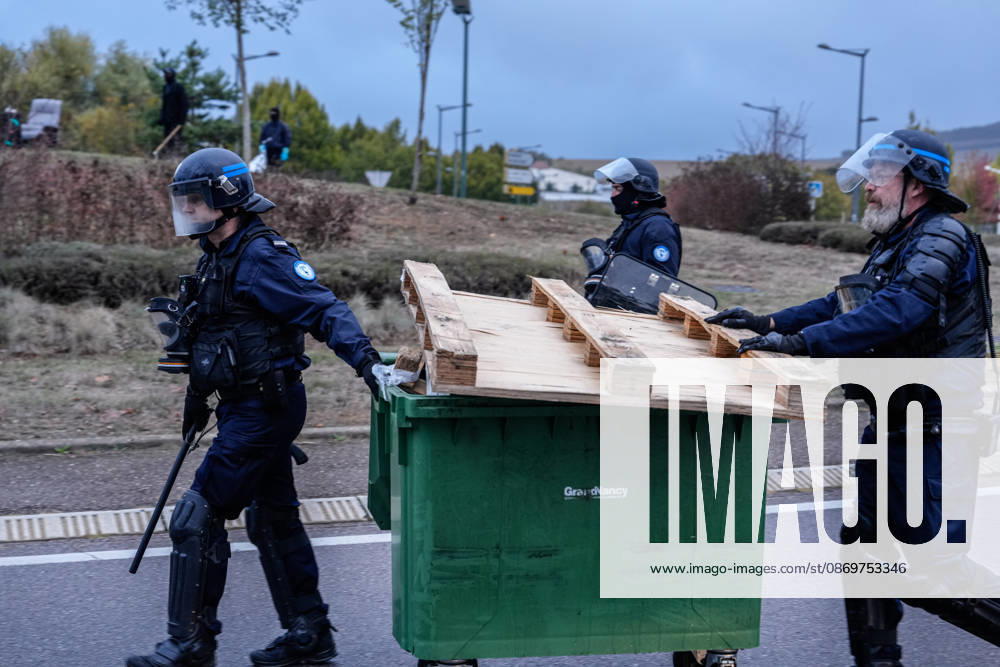 Protesters reinforce filtering blockades and traffic disruptions in Nancy ahead of major afternoon mobilization NANCY, FRANCE - OCTOBER 17: French riot police officers clear street barricades and makeshift road obstacles to reopen traffic lanes during ongoing protests in Nancy, France on Saturday, October 17, 2026. Law enforcement intervened along major urban thoroughfares and roundabouts to dismantle filtering blockades and restore public transportation networks ahead of a major planned afternoon mobilization. Muhammed Said Tako Anadolu Nancy France. Editorial use only. Please get in touch for any other usage.