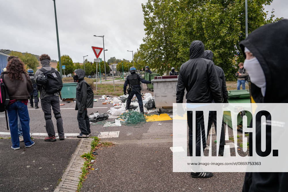 Protesters reinforce filtering blockades and traffic disruptions in Nancy ahead of major afternoon mobilization NANCY, FRANCE - OCTOBER 17: French riot police officers clear street barricades and makeshift road obstacles to reopen traffic lanes during ongoing protests in Nancy, France on Saturday, October 17, 2026. Law enforcement intervened along major urban thoroughfares and roundabouts to dismantle filtering blockades and restore public transportation networks ahead of a major planned afternoon mobilization. Muhammed Said Tako Anadolu Nancy France. Editorial use only. Please get in touch for any other usage.