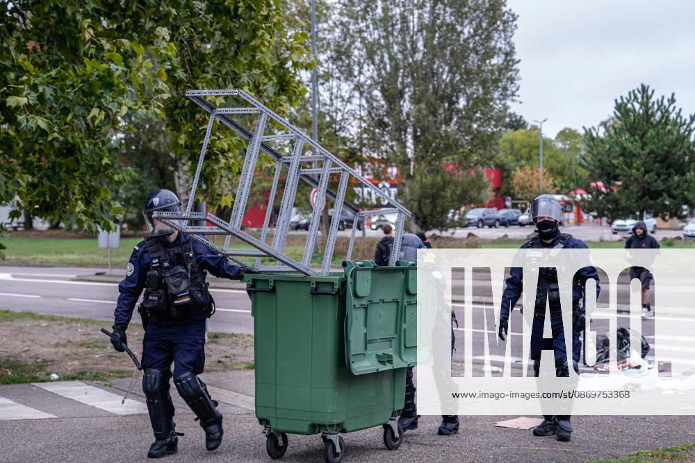 Protesters reinforce filtering blockades and traffic disruptions in Nancy ahead of major afternoon mobilization NANCY, FRANCE - OCTOBER 17: French riot police officers clear street barricades and makeshift road obstacles to reopen traffic lanes during ongoing protests in Nancy, France on Saturday, October 17, 2026. Law enforcement intervened along major urban thoroughfares and roundabouts to dismantle filtering blockades and restore public transportation networks ahead of a major planned afternoon mobilization. Muhammed Said Tako Anadolu Nancy France. Editorial use only. Please get in touch for any other usage.