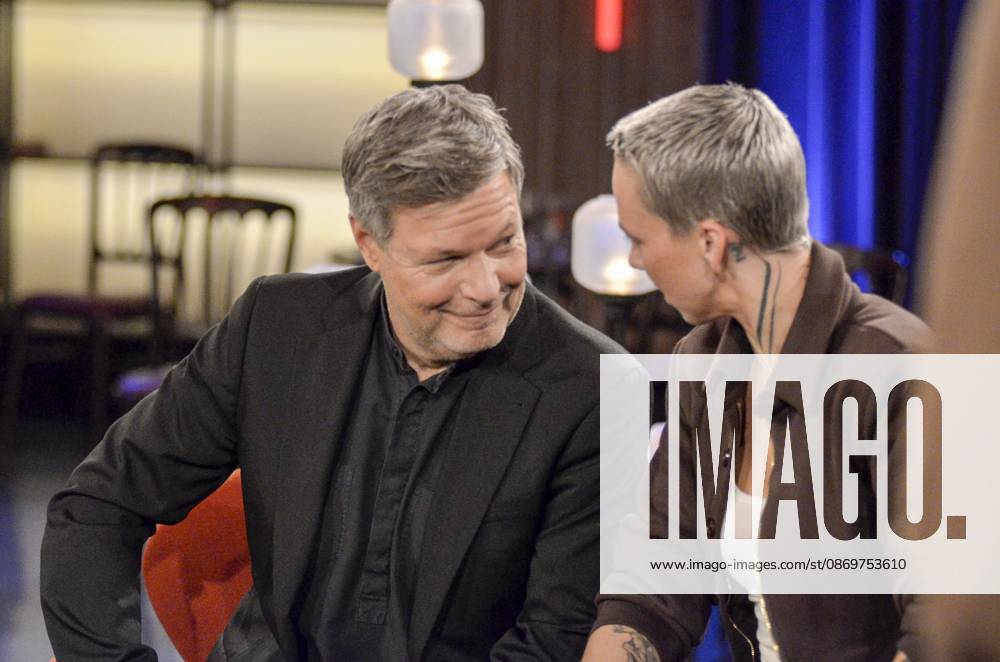 ABB KOELNERTREFF- Stefanie Heinzmann Saengerin mit Robert Habeck deutscher Schriftsteller und ehemaliger Gruenen Politiker zu Gast in der WDR Talkshow Koelner Treff aus dem Studio Boecklemuend am 16.10.2026 in Koeln Hamburg Deutschland
