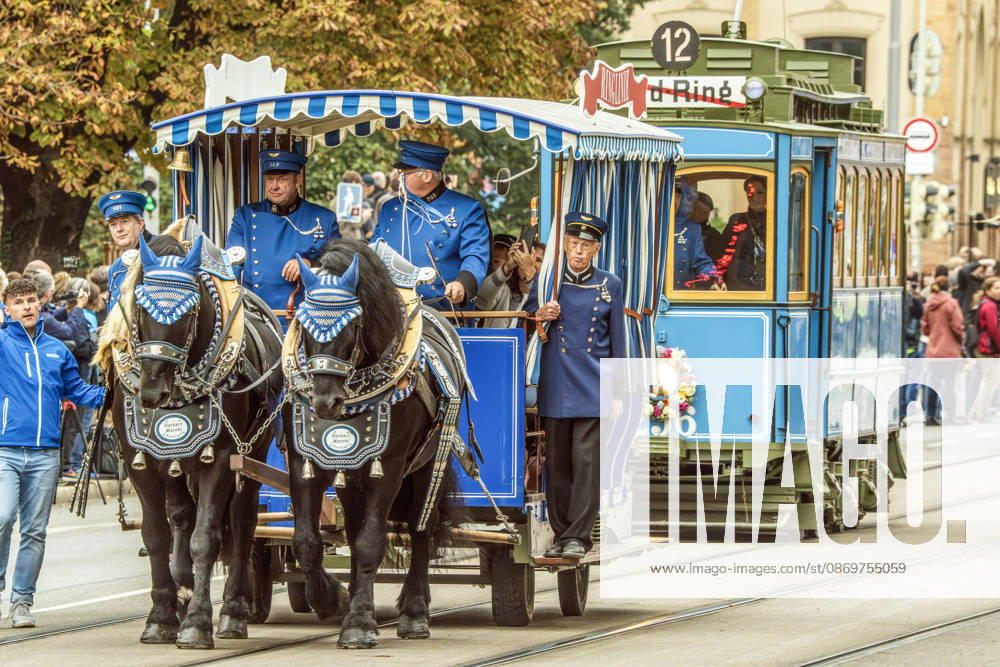 Jubiläums-Korso 150 Jahre Tram in München, eine Pferdebahn führt den Fahrzeugkorso an, dahinter ein A-Wagen von 1901, München, 17. Oktober 2026 Deutschland, München, 17. Oktober 2026, Jubiläums-Korso 150 Jahre Tram in München, die Pferdebahn führt die Parade durch die Maximilianstraße an, 1876 fur die erste Pferdebahn in München, dahinter der sog. A-Wagen von 1901, hunderte Schaulustige säumen die Maximilianstraße, verfolgen die Parade, dabei sind historische Trambahnen aus 150 Jahre Geschichte, die MVG feiert 150 Jahre Straßenbahn, Maximilianstraße, Bayern,