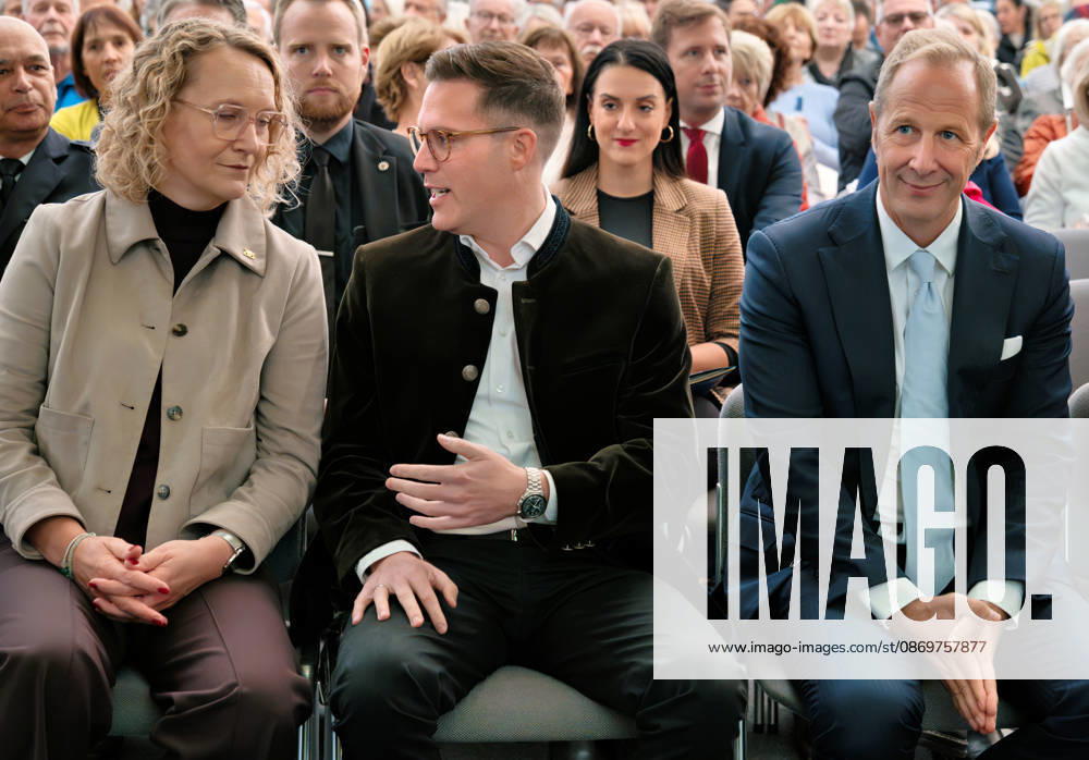 Ravensburg Bürgerempfang auf der Oberschwabenschau mi Manuel Hagel (CDU), stellvertretender Ministerpräsident und OB Daniel Rapp v.l.n.r. Ioana Dirlewanger, Persönliche Referentin des Innenministers, Manuel Hagel (CDU), stellvertretender Ministerpräsident und Minister des Inneren, für Digitalisierung und Europa des Landes Baden-Württemberg, Dr. Daniel Rapp, Oberbürgermeister der Stadt Ravensburg, beim Bürgerempfang der Stadt Ravensburg auf der Oberschwabenschau 2026. For editorial use only.