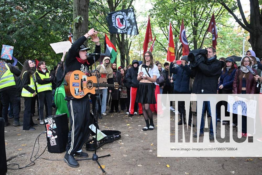 Demonstration Â«Solidarität mit den Schüler:innen in FrankreichÂ» im Kleistpark, fotografiert am 17.10.2026 in Berlin. Berlin Berlin Berlin