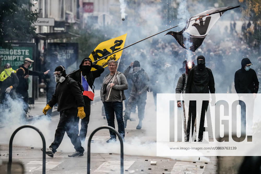 French police intervene in Nancy protests against rising living costs NANCY, FRANCE - OCTOBER 17: French riot police officers deploy tear gas to disperse demonstrators clashing with law enforcement during a nationwide protest over rising living costs, fuel prices, and education funding in Nancy, France on Saturday, October 17, 2026. Clashes broke out after groups of youth set up street barricades around secondary schools and central thoroughfares, prompting police units to intervene with crowd-control canisters to reopen urban transit corridors. Muhammed Said Tako Anadolu Nancy France. Editorial use only. Please get in touch for any other usage.