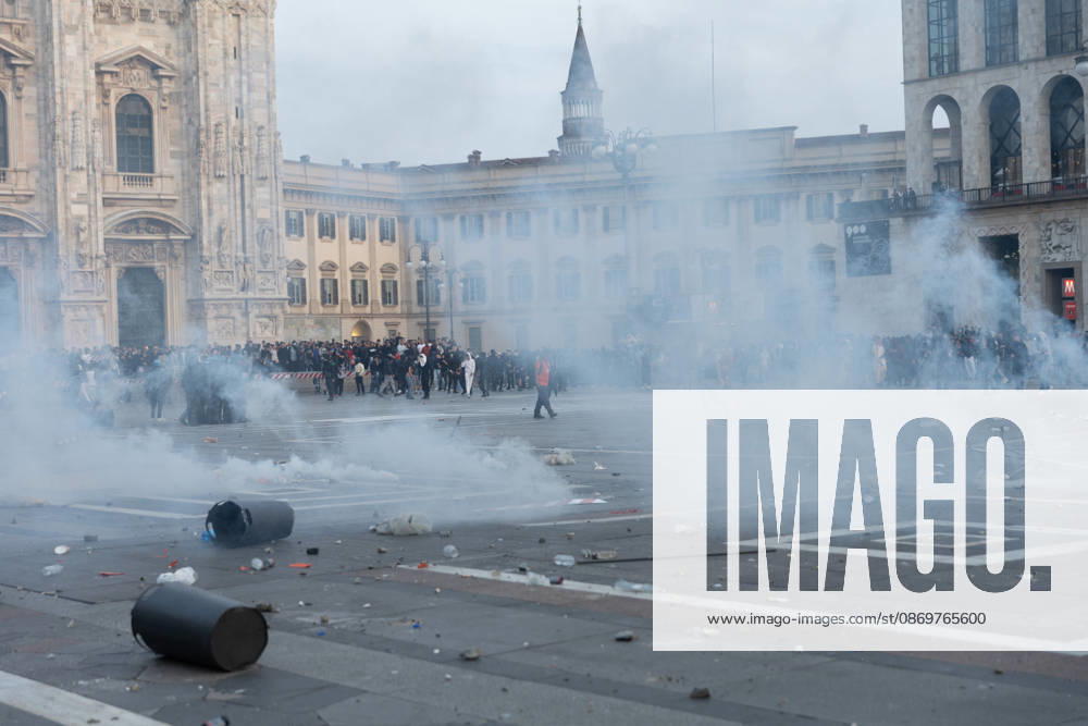 IPA89812280 - Milan, October 17, 2026: Italia in Piazza demonstration; violent clashes between police and the student movement