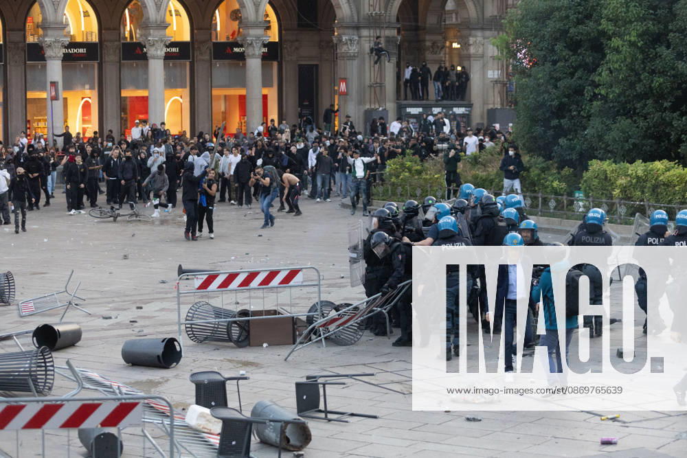 IPA89812336 - Milan, October 17, 2026: Italia in Piazza demonstration; violent clashes between police and the student movement