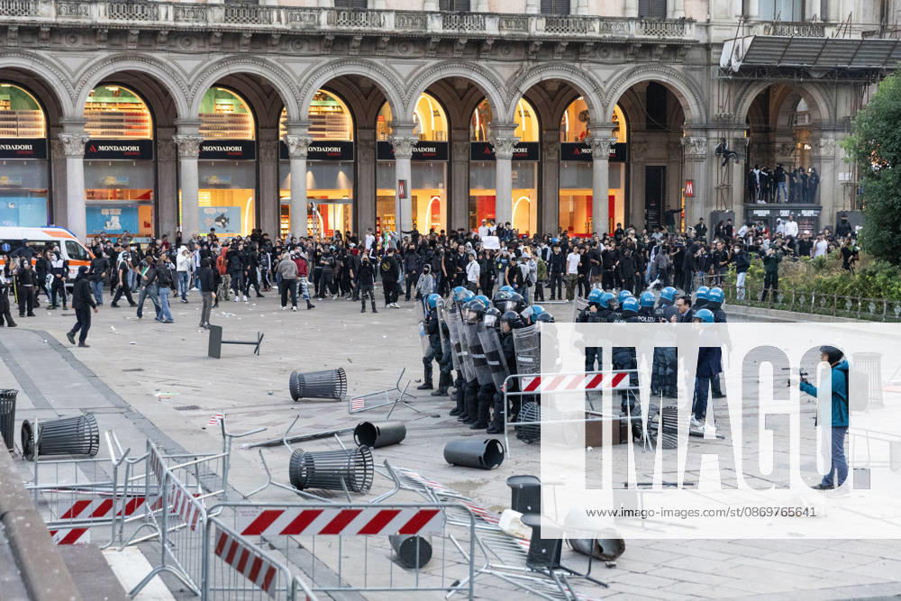 IPA89812339 - Milan, October 17, 2026: Italia in Piazza demonstration; violent clashes between police and the student movement