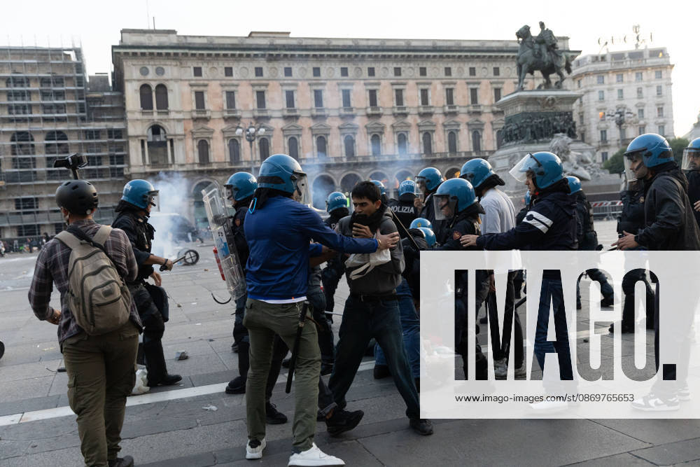 IPA89812363 - Milan, October 17, 2026: Italia in Piazza demonstration; violent clashes between police and the student movement