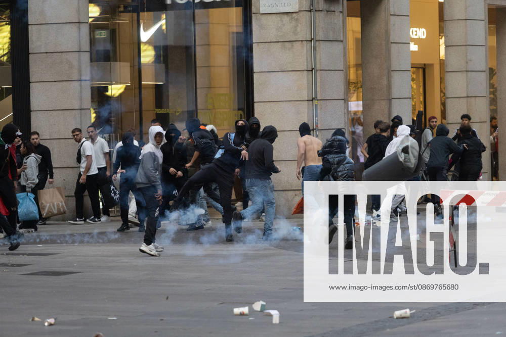IPA89812397 - Milan, October 17, 2026: Italia in Piazza demonstration; violent clashes between police and the student movement